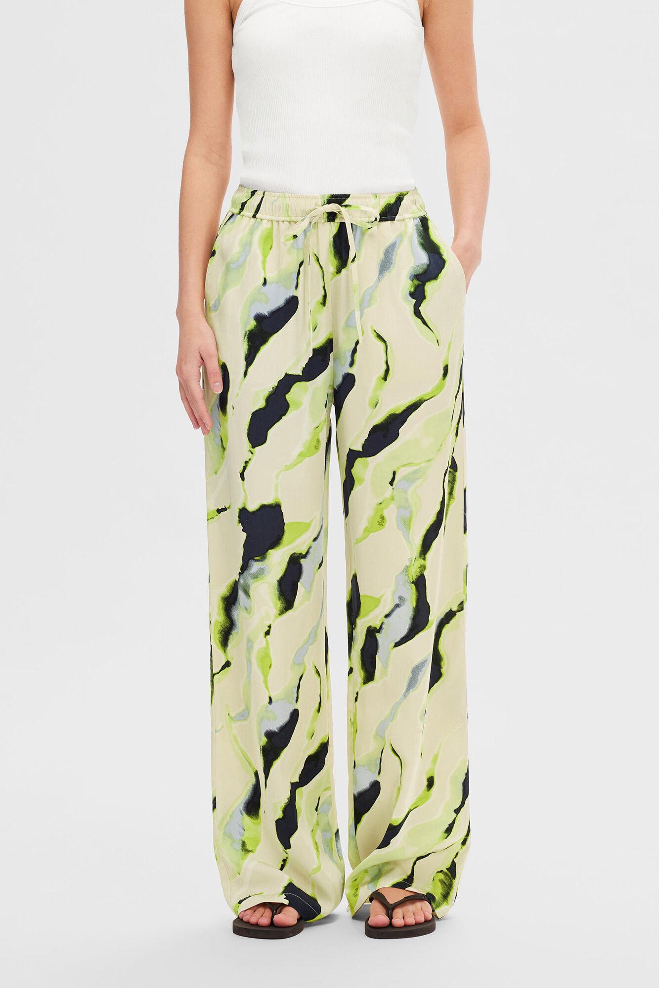 Selected Femme Pantal&oacute;n estampado Regular Fit confeccionado con Viscosa Lenzing Ecovero