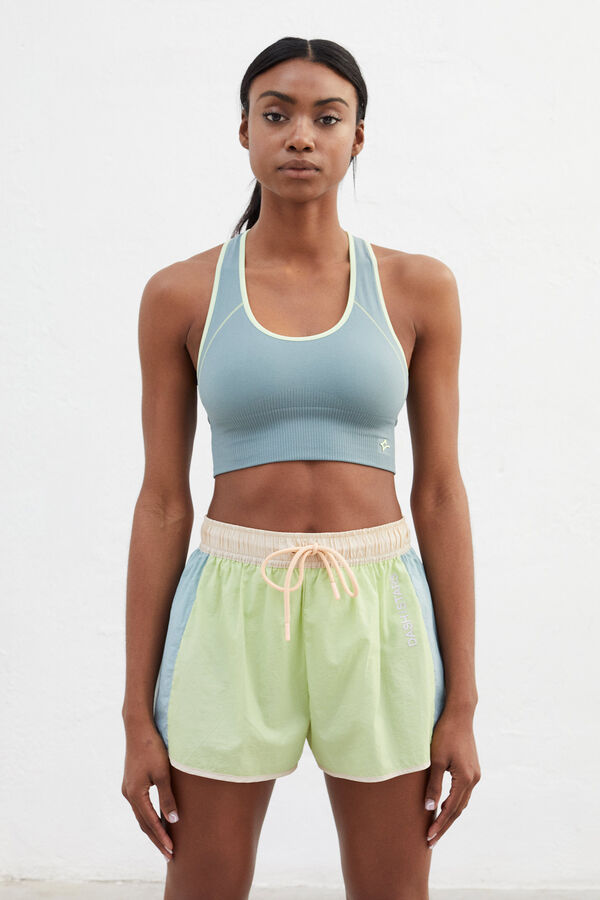 Dash and Stars Short ultraligero verde logo verde