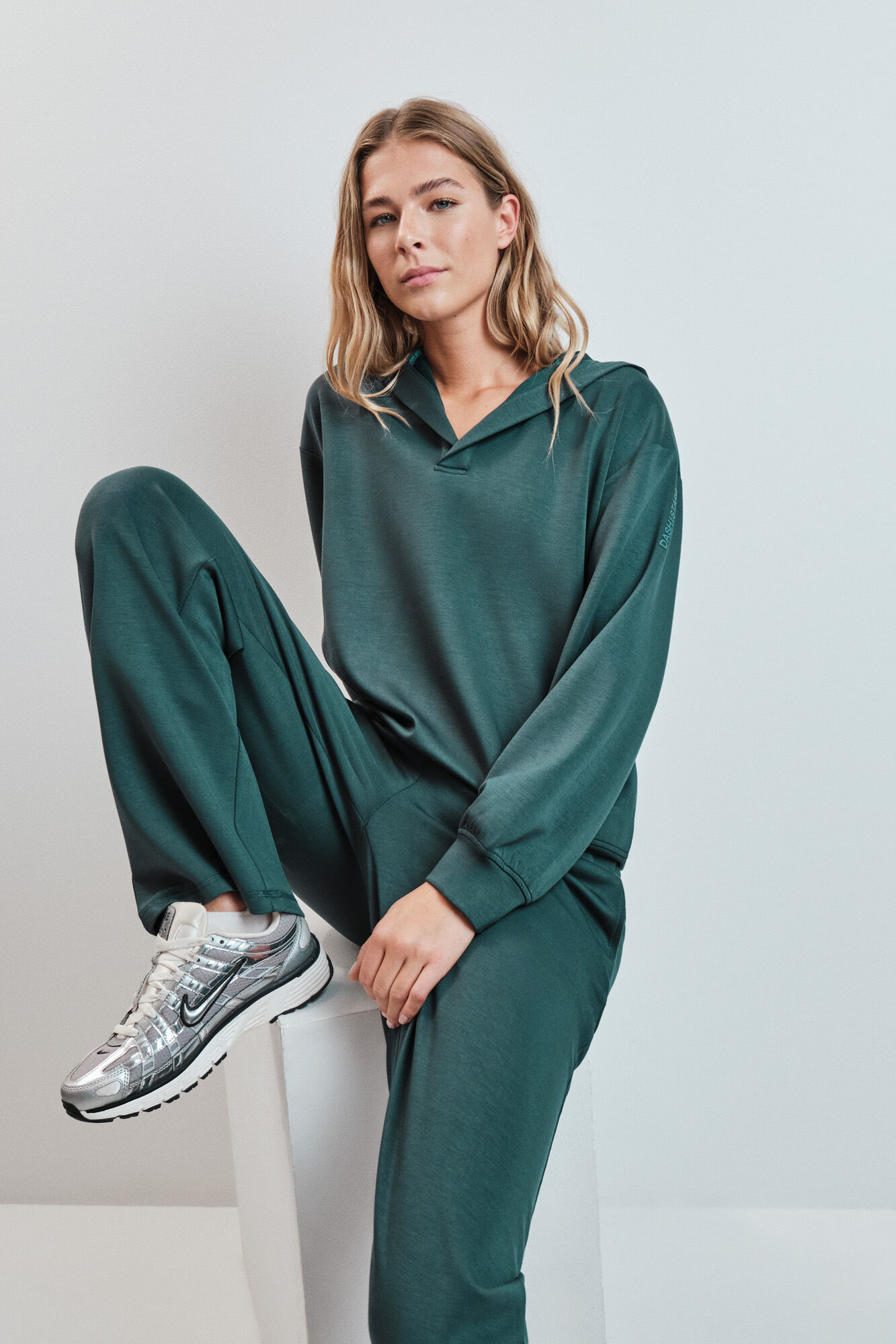 Dash and Stars Sweatshirt com capuz verde