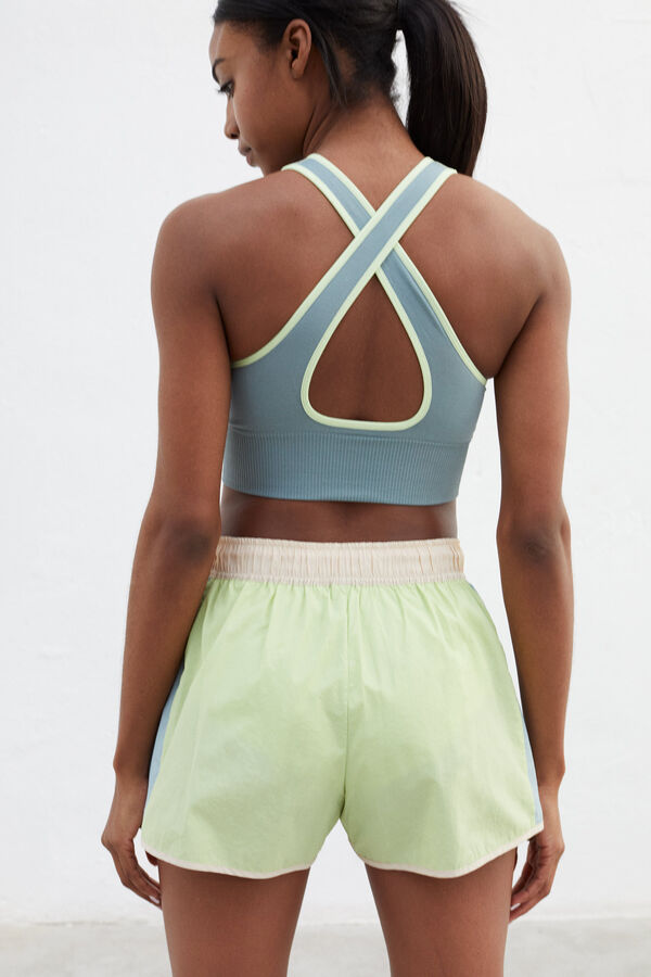 Dash and Stars Short ultraligero verde logo verde