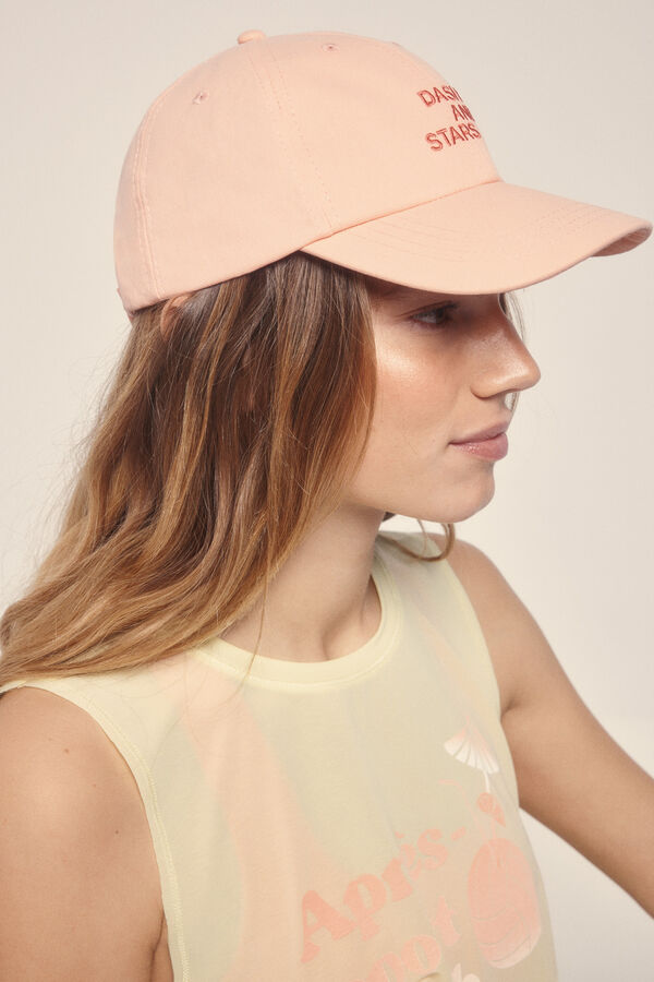 Dash and Stars Gorra algod&oacute;n logo bordado rojo