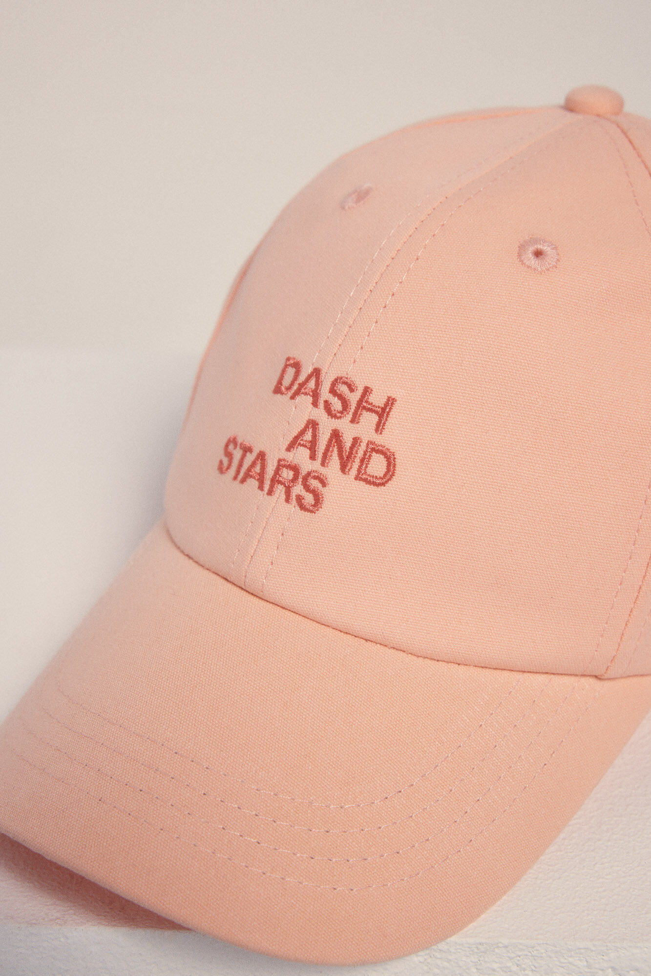 Dash and Stars Gorra algod&oacute;n logo bordado