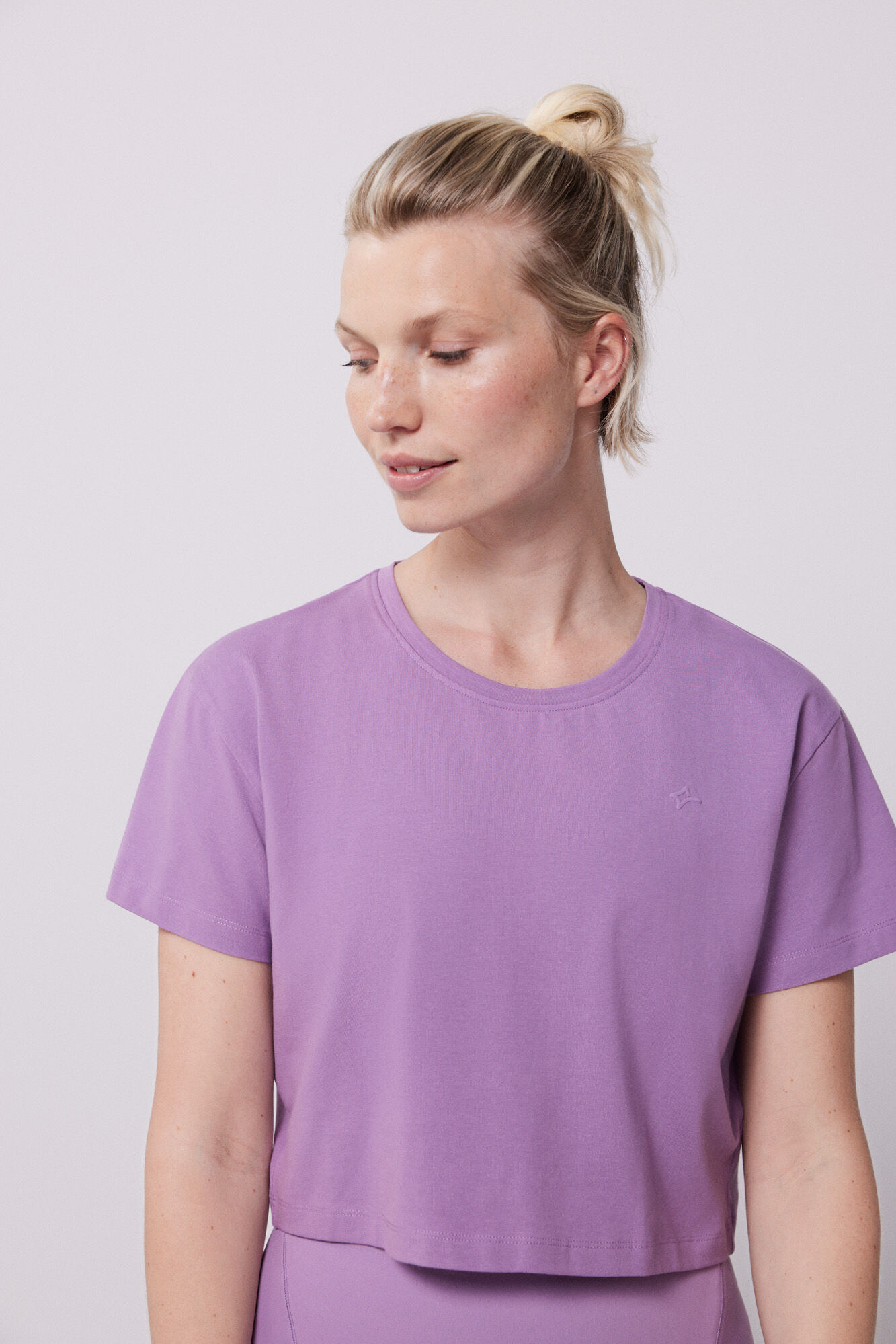 Dash and Stars Camiseta cropped manga corta morado