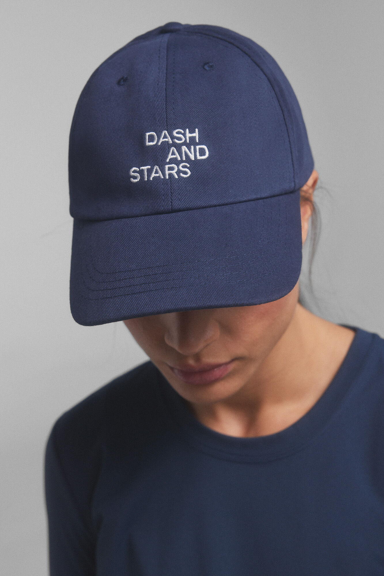 Dash and Stars Bon&eacute; com logo bordado azul. Colabora&ccedil;&atilde;o especial @ffitcoco