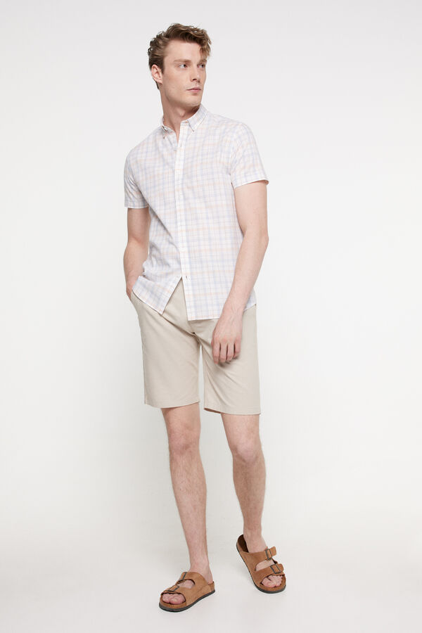 Fifty Outlet Camisa sport de mang corta lisa. Confeccionada en tejido de aspecto ligero 100% algodón sostenible. Corte recto con cuello de solapa. Estampado azul