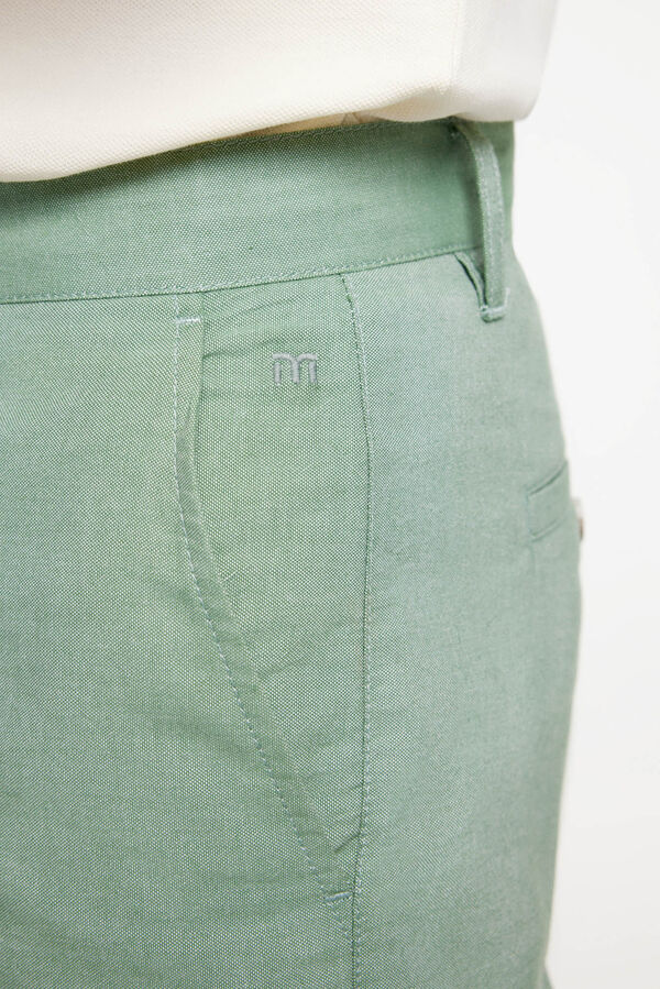 Fifty Outlet Bermuda básica corte confort varios colores, confeccionada en algodón sostenible con stretch para mayor comodidad. Detalles personalizados de la marca. Verde escuro