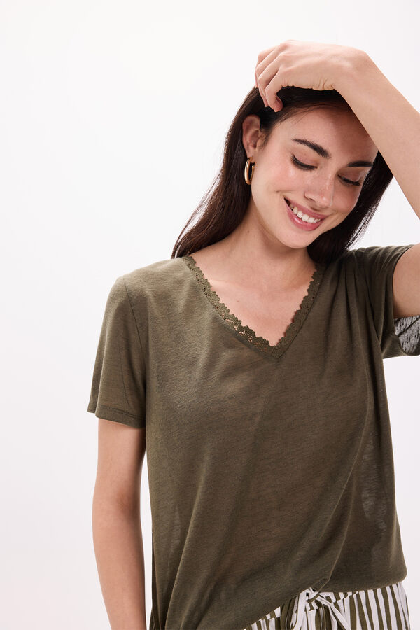 Milano Camiseta efecto lino cuello pico con crochet Kaki Oscuro