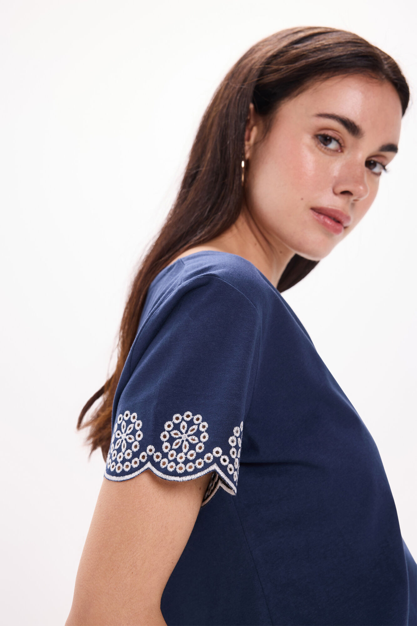 Milano Camiseta cuello pico manga corta bordada