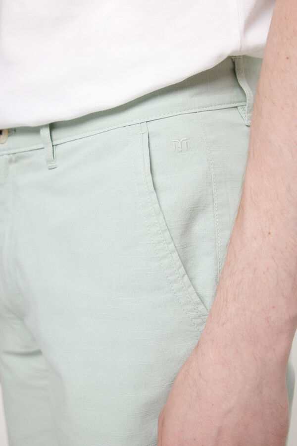 Fifty Outlet Bermuda corte confort lisa. Confeccionada en tejido ligero de oxford en varios colores. Detalles personalizados de la marca. Verde