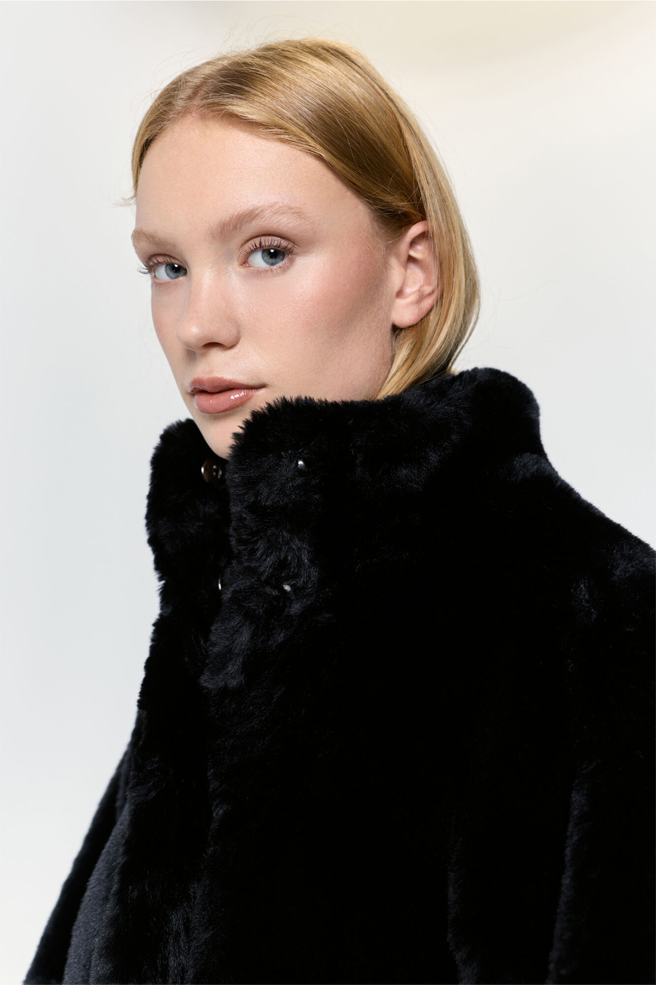 Milano Abrigo peluche cuello alto