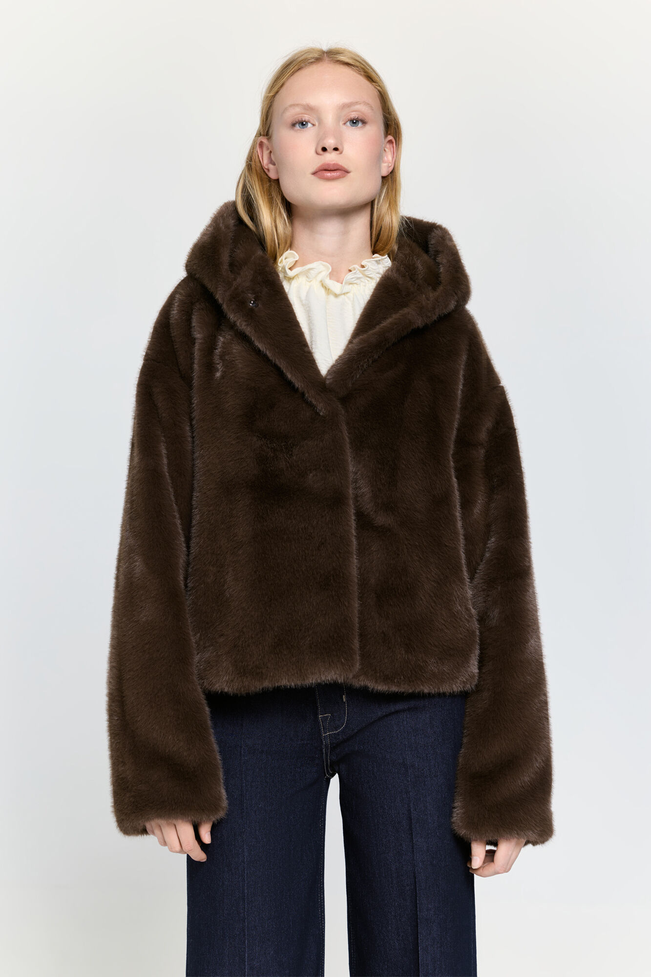 Milano Abrigo corto efecto pelo con capucha