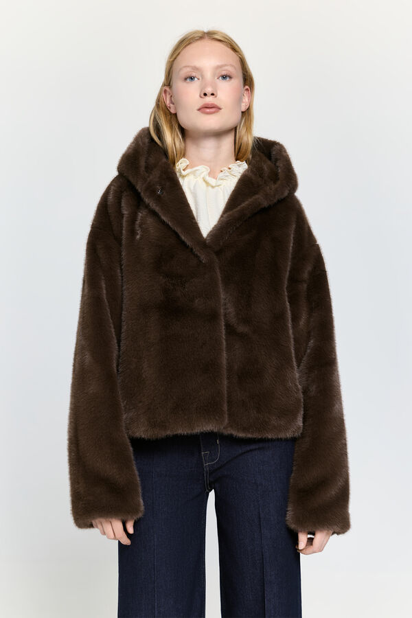Milano Abrigo corto efecto pelo con capucha Tostado