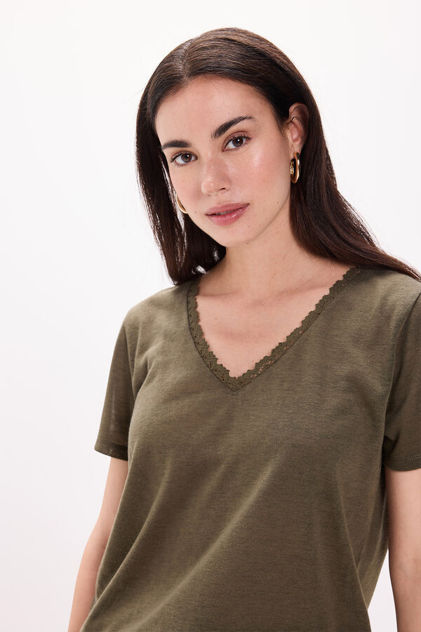 Milano Camiseta efecto lino cuello pico con crochet Kaki Oscuro