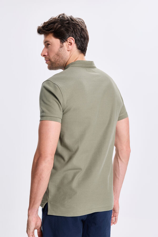 Milano Polo Mao Oxford C&aacute;qui escuro