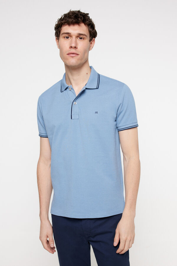 Fifty Outlet Polo pique manga corta, logo bordado en pecho y detalles a contraste en cuello y en pecho. Azul