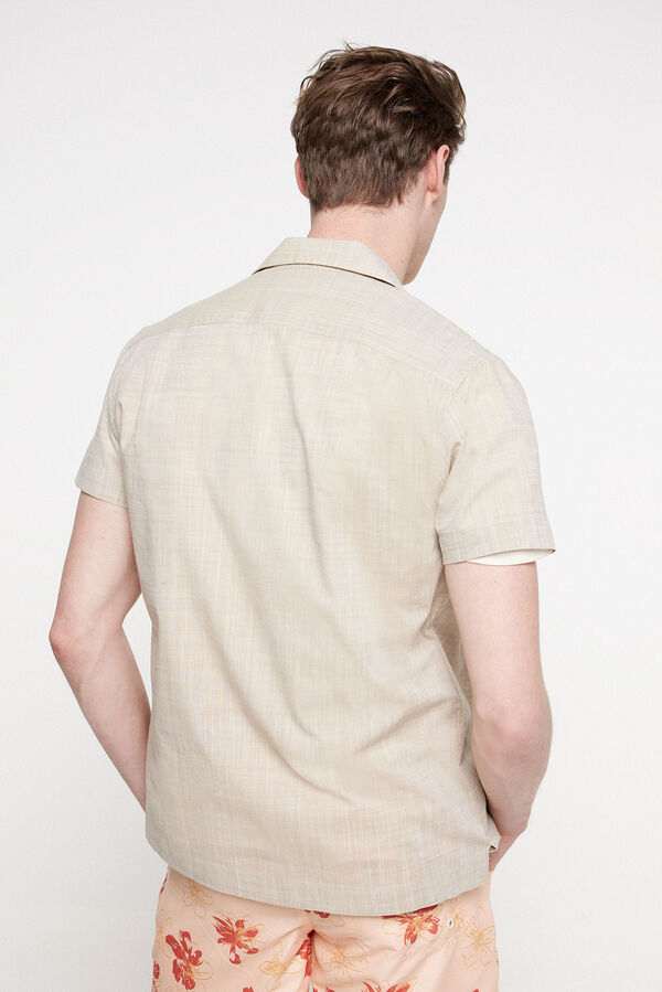 Fifty Outlet Camisa sport de mang corta con estampado hojas tropicales. Confeccionada en tejido de aspecto ligero 100% algodón sostenible. Corte recto con cuello de solapa. Bege