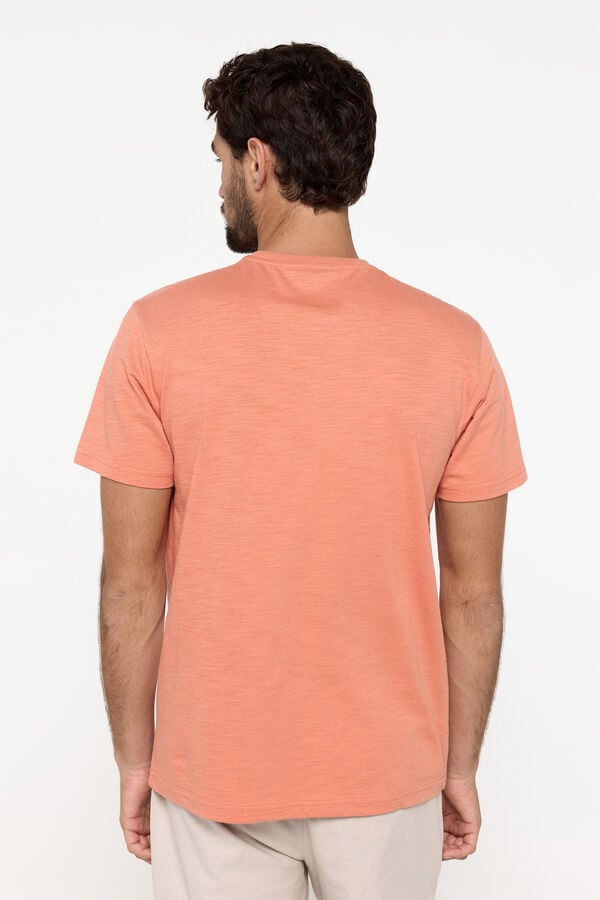 Fifty Outlet Camiseta manga corta. 100% algodón. Estampado posicional en pecho Granate