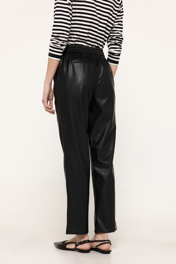 Milano Cal&ccedil;a jogger em imita&ccedil;&atilde;o de pele Preto