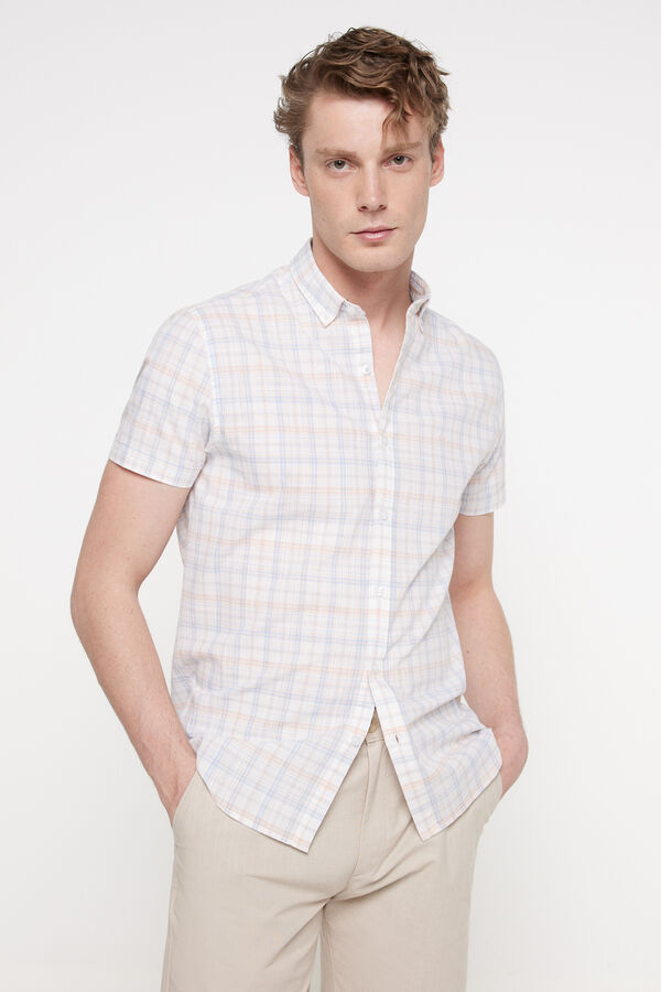 Fifty Outlet Camisa sport de mang corta lisa. Confeccionada en tejido de aspecto ligero 100% algodón sostenible. Corte recto con cuello de solapa. Estampado azul