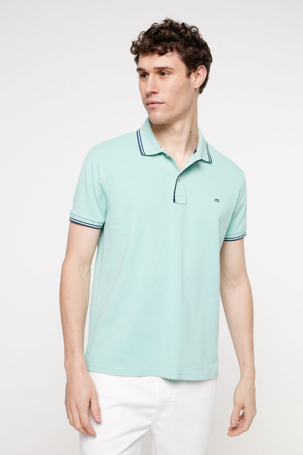 Fifty Outlet Polo pique manga corta, logo bordado en pecho y detalles a contraste en cuello y en pecho. Kaki Oscuro