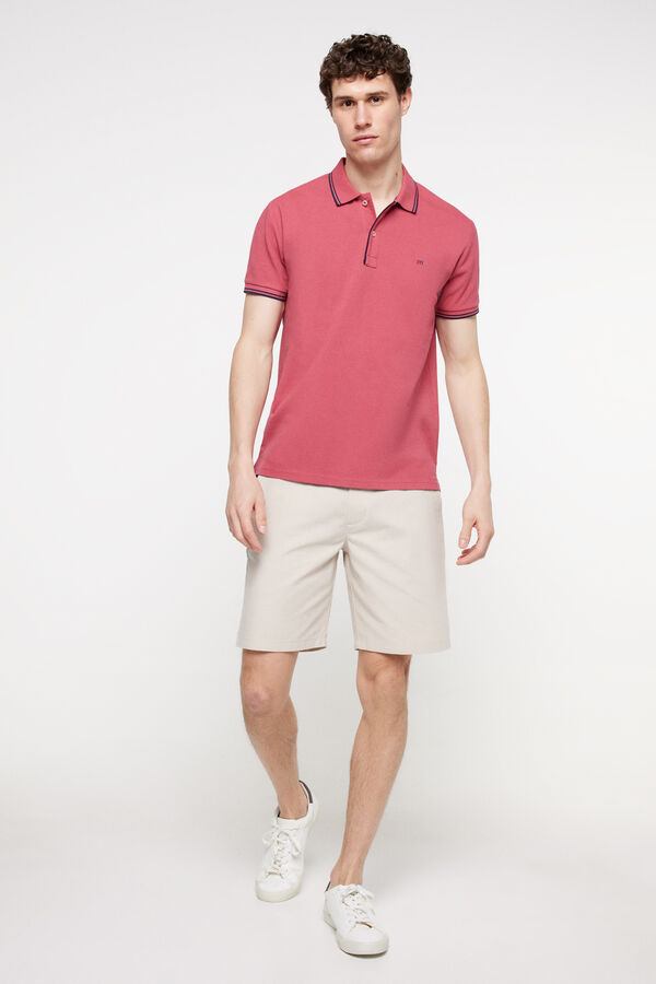 Fifty Outlet Polo pique manga corta, logo bordado en pecho y detalles a contraste en cuello y en pecho. Vino