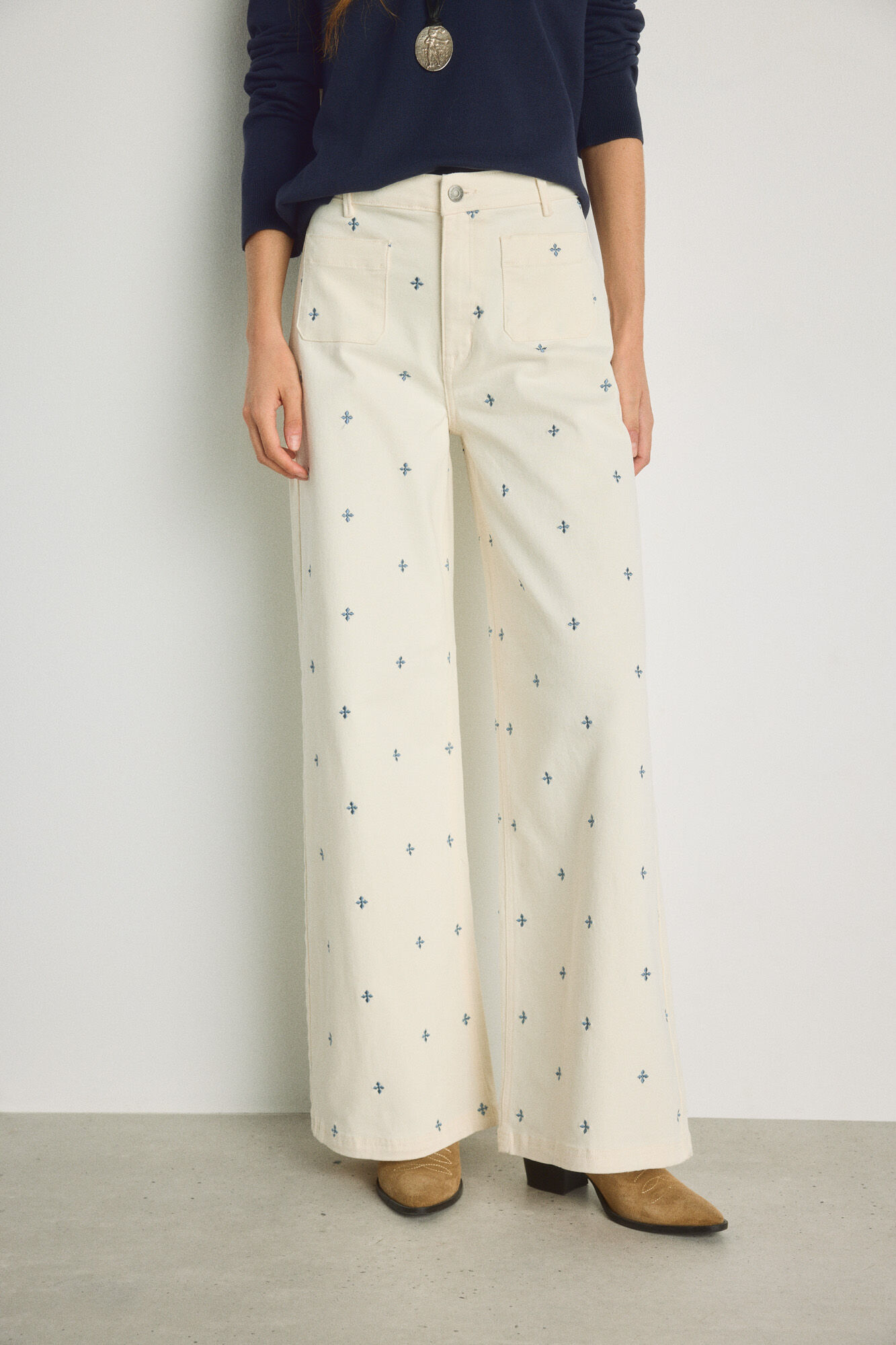 Milano Cal&ccedil;a jeans larga bordada