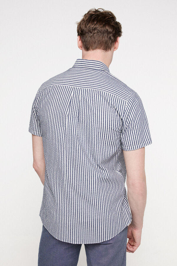 Fifty Outlet Camisa sport de manga corta de cuadros. Confeccionada en tejido aspecto ligero 100% algodón sostenible. Corte semientallado con cuello renovado con botón. Azul