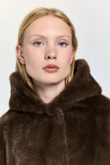 Milano Abrigo corto efecto pelo con capucha Tostado