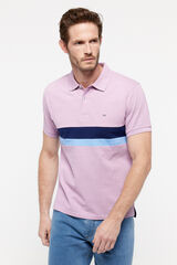 milano Polo manga curta confecionado em 100% algod&atilde;o. Faixas em contraste na frente. Logo bordado no peito P&uacute;rpura