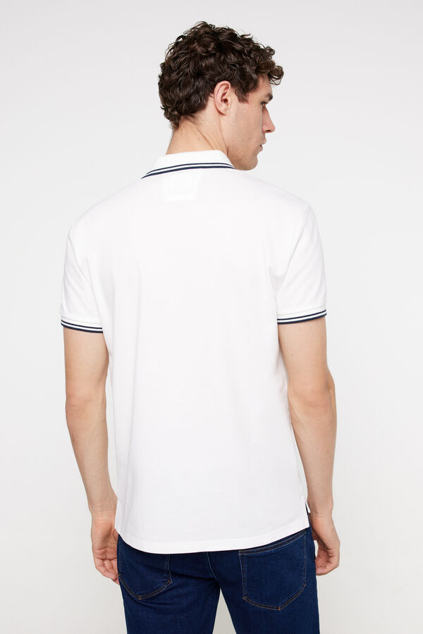 Fifty Outlet Polo pique manga corta, logo bordado en pecho y detalles a contraste en cuello y en pecho. Blanco