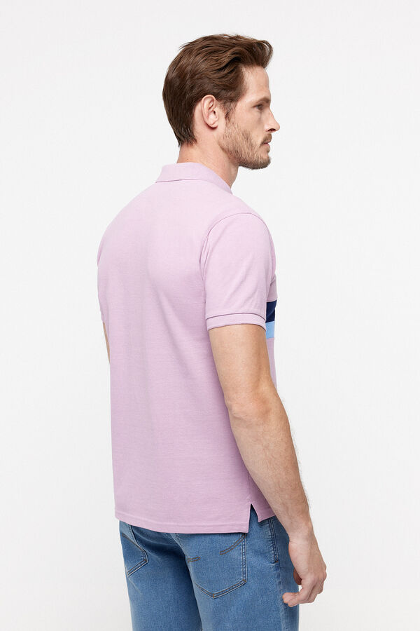 milano Polo manga curta confecionado em 100% algod&atilde;o. Faixas em contraste na frente. Logo bordado no peito P&uacute;rpura