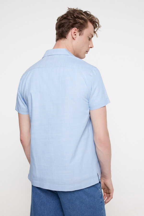 Fifty Outlet Camisa sport de mang corta con estampado hojas tropicales. Confeccionada en tejido de aspecto ligero 100% algodón sostenible. Corte recto con cuello de solapa. Azul