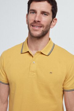 Fifty Outlet Polo pique manga corta, logo bordado en pecho y detalles a contraste en cuello y en pecho. Amarillo