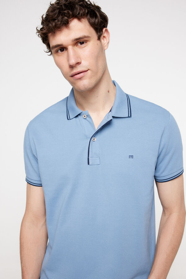 Fifty Outlet Polo pique manga corta, logo bordado en pecho y detalles a contraste en cuello y en pecho. Azul