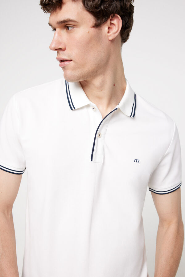 Fifty Outlet Polo pique manga corta, logo bordado en pecho y detalles a contraste en cuello y en pecho. Blanco