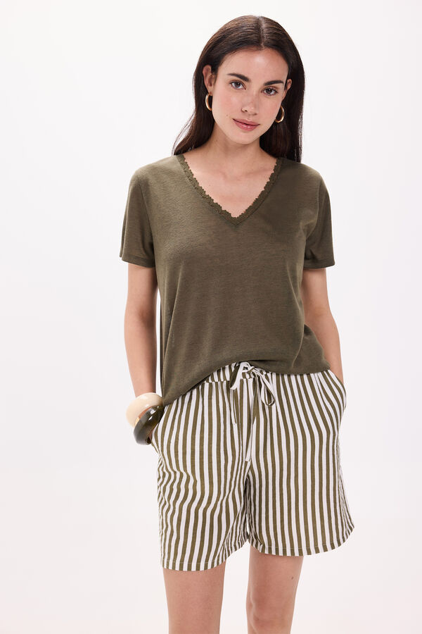 Milano Camiseta efecto lino cuello pico con crochet Kaki Oscuro