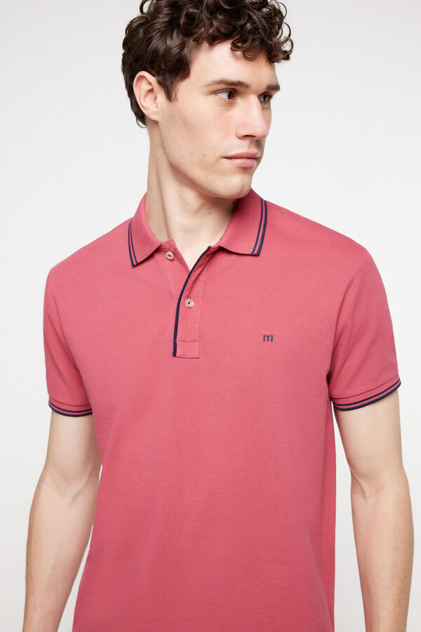 Fifty Outlet Polo pique manga corta, logo bordado en pecho y detalles a contraste en cuello y en pecho. Vino