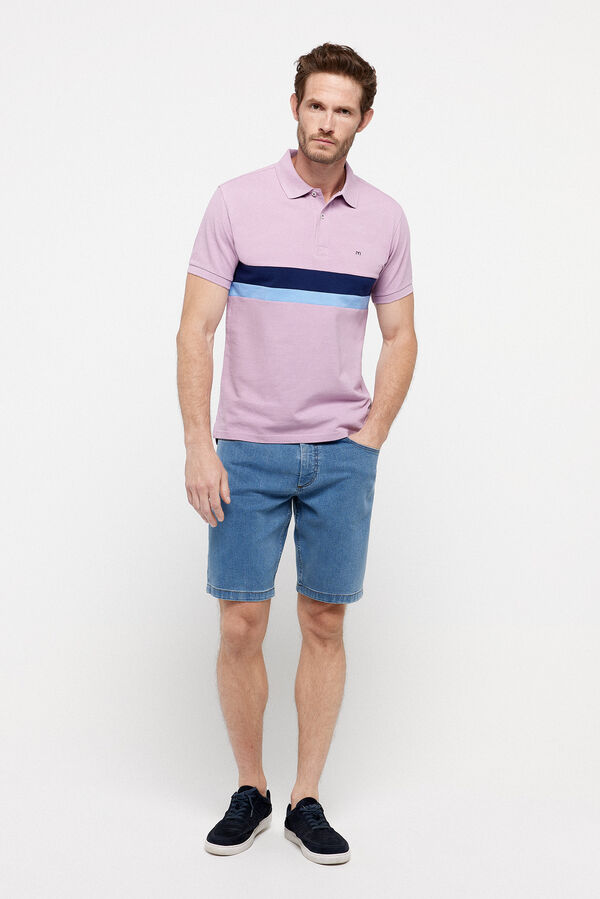 milano Polo manga curta confecionado em 100% algod&atilde;o. Faixas em contraste na frente. Logo bordado no peito P&uacute;rpura