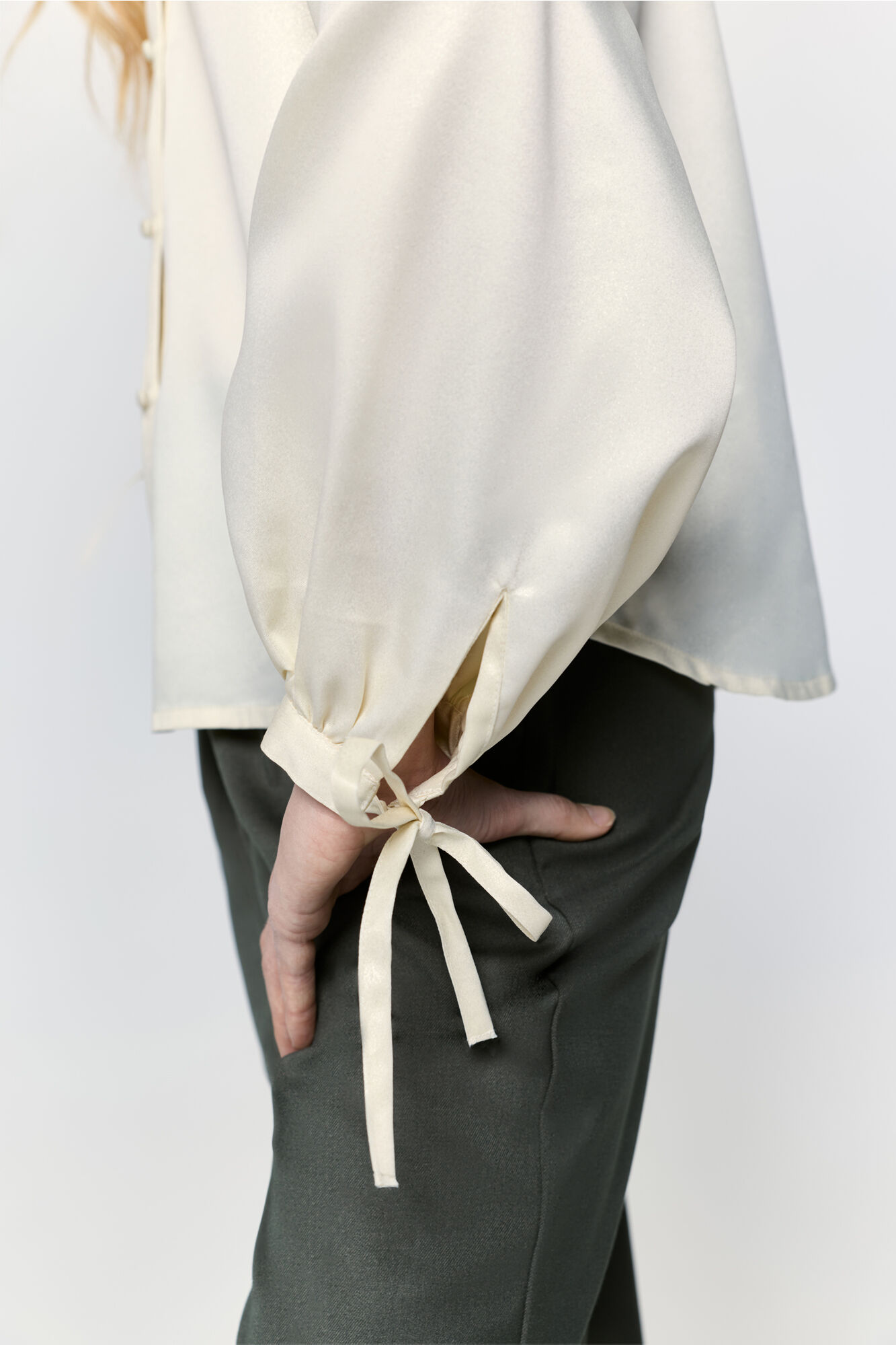 Milano Blusa esvoa&ccedil;ante com acabamento semibrilho