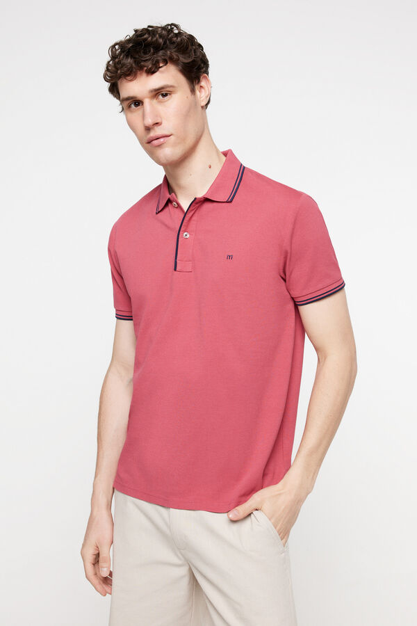 Fifty Outlet Polo pique manga corta, logo bordado en pecho y detalles a contraste en cuello y en pecho. Vino