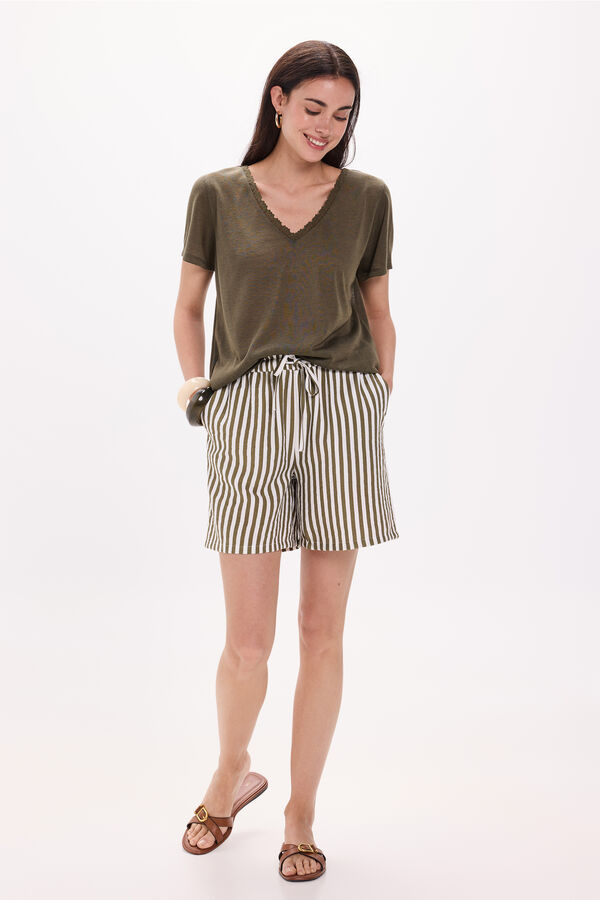 Milano Camiseta efecto lino cuello pico con crochet Kaki Oscuro