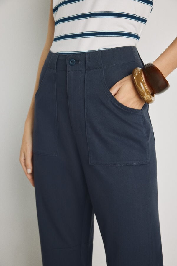 Milano Cal&ccedil;a color com bolsos de remendo Marinho