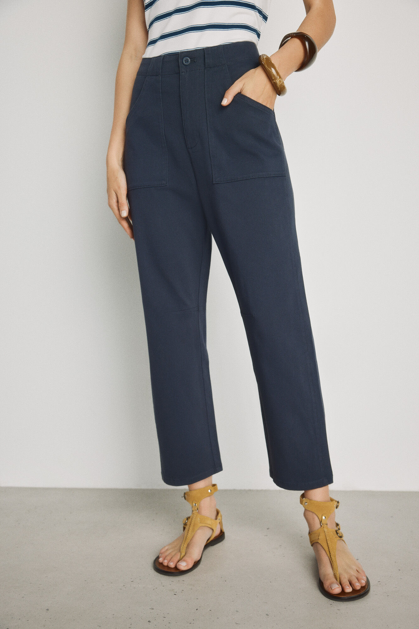 Milano Cal&ccedil;a color com bolsos de remendo