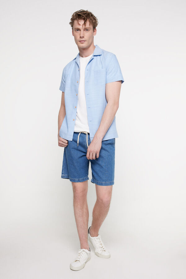 Fifty Outlet Camisa sport de mang corta con estampado hojas tropicales. Confeccionada en tejido de aspecto ligero 100% algodón sostenible. Corte recto con cuello de solapa. Azul