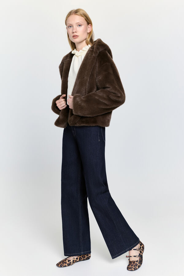 Milano Abrigo corto efecto pelo con capucha Tostado