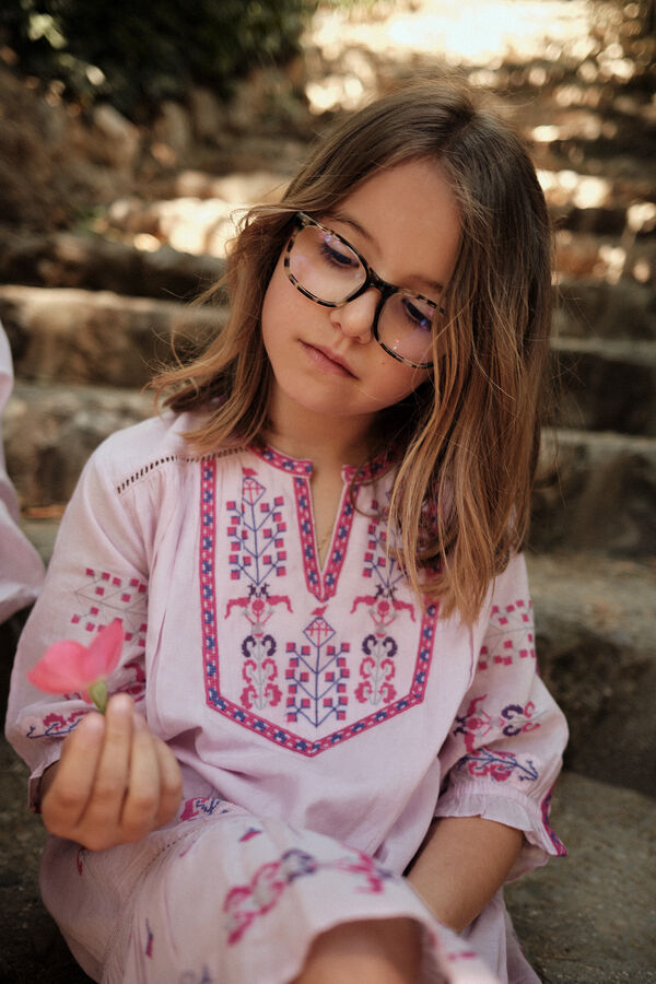 Hoss Intropia Vit&oacute;ria. Vestido de menina bordado. Subiu