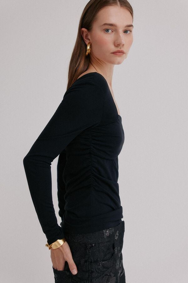 Hoss Intropia Magnolia. Top escote asim&eacute;trico Negro