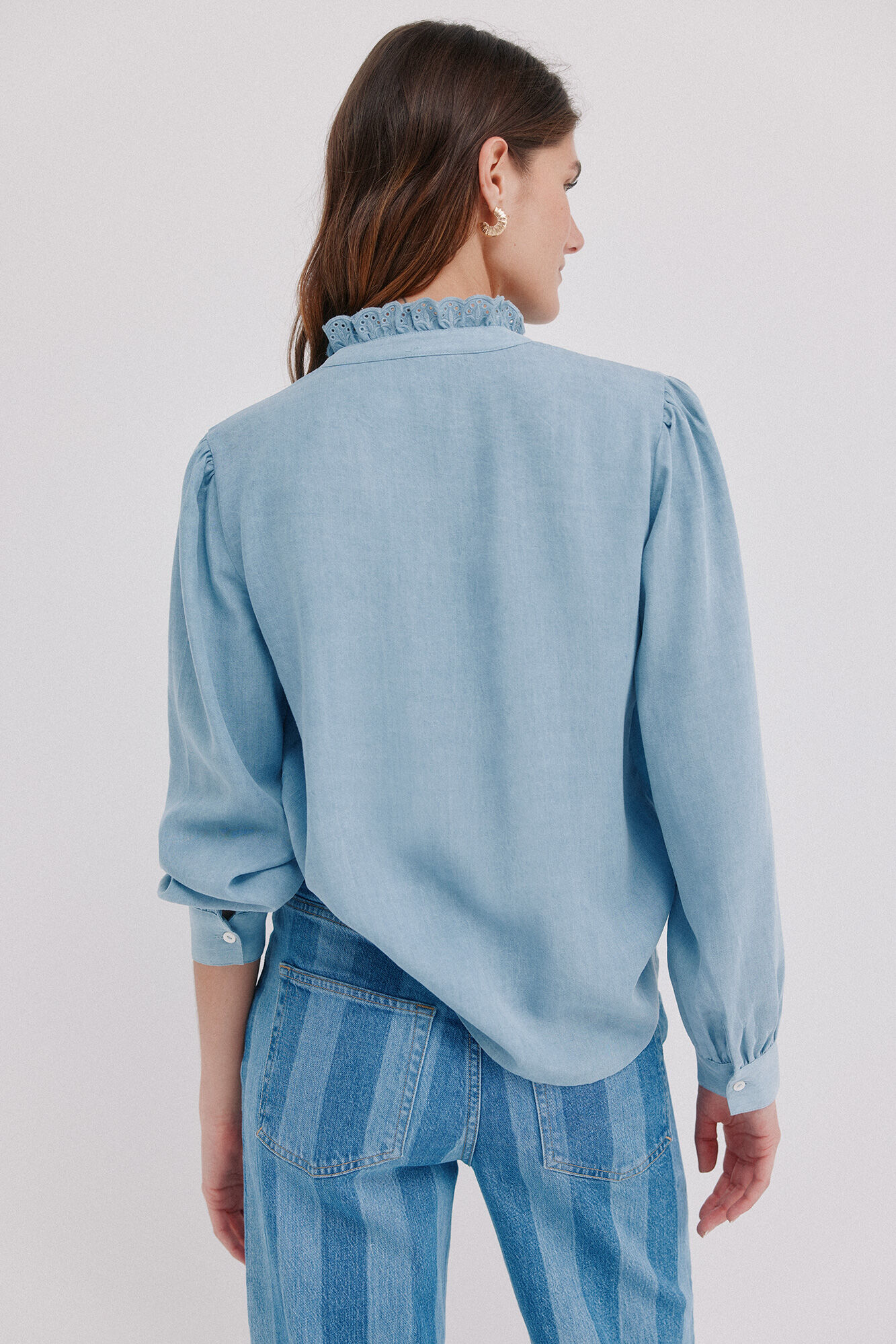 Hoss Intropia Cintia. Blusa con volante en la tapeta