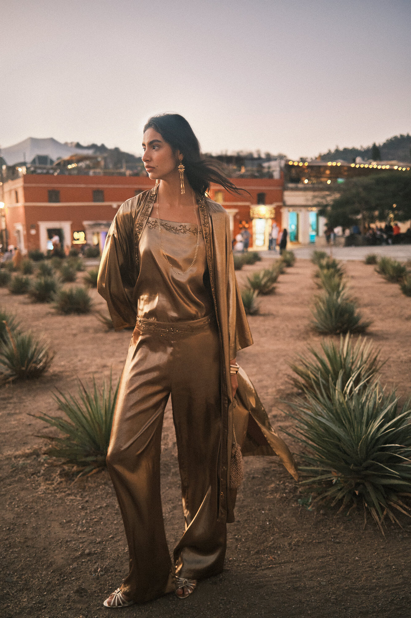 Hoss Intropia Esti. Kimono bordado