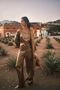 Hoss Intropia Esti. Quimono bordado